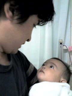 元気になっても不安がる娘。安心させられるのは、ただ見つめることだけ